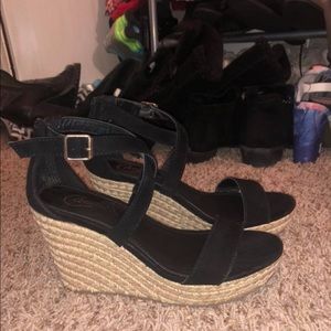 Black wedges